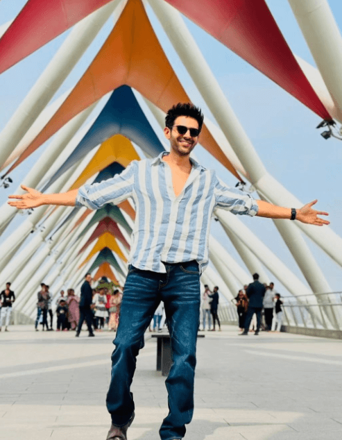 Kartik Aryan posed on Uttlebridge in Ahmedabad