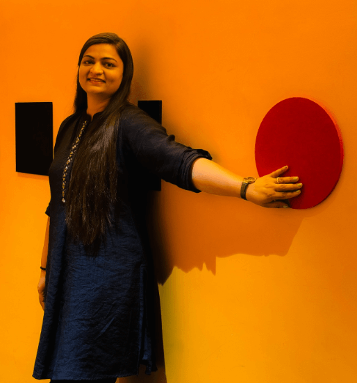 Alpaben Patel gave very beautiful poses with blue kurti