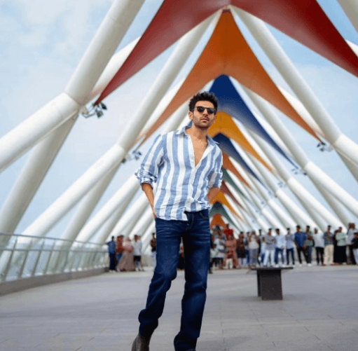 Kartik Aryan posed on Uttlebridge in Ahmedabad