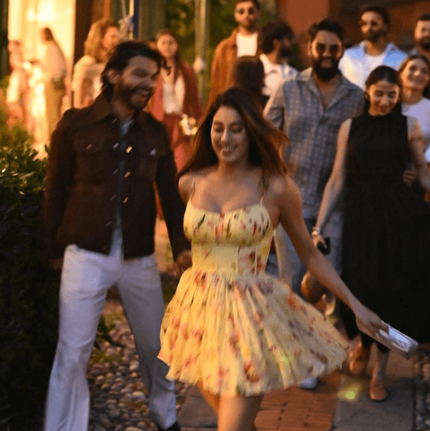 Janhvi Kapoor openly romanced her boyfriend at Ambani party,