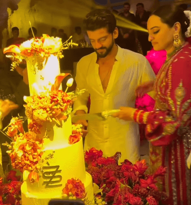 Sonakshi Sinha and Zaheer Iqbal cut the cake at the reception