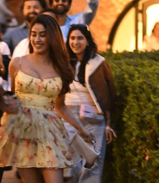 Janhvi Kapoor openly romanced her boyfriend at Ambani party,