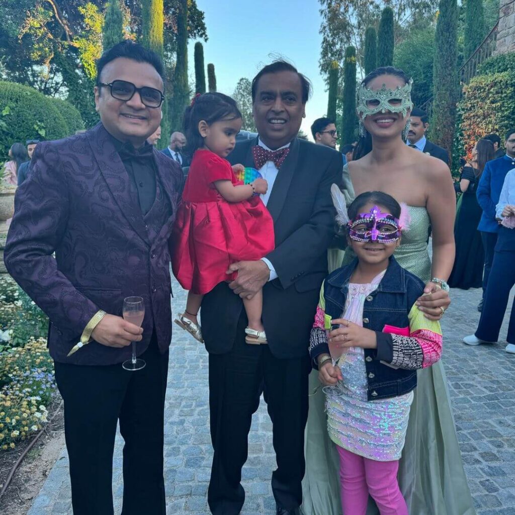 Mukesh Ambani and Nita Ambani shocked people by making a grand entrance in the pre-wedding party in attractive looks, see viral pictures