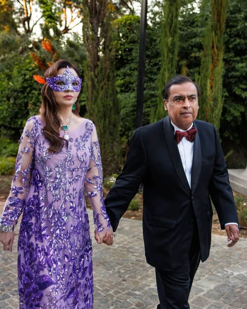 Mukesh Ambani and Nita Ambani shocked people by making a grand entrance in the pre-wedding party in attractive looks, see viral pictures