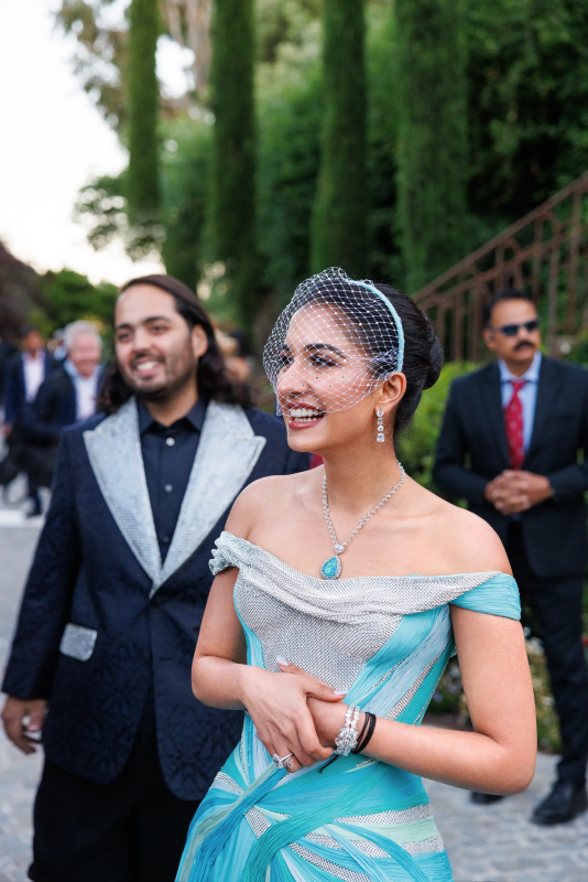 Radhika along with Anant welcomed 800 guests in a blue gown