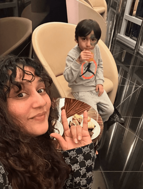 Kirtidan Gadhvi shared special pictures with her entire family from Burj Khalifa